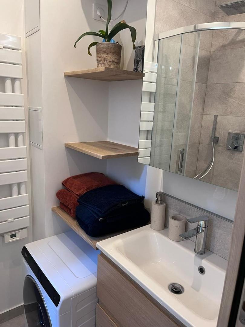 Parisian Charm, Modern & Quiet *